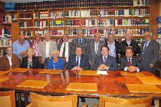 Tolosa, recibe la distinción como miembro de honor de AJUCAN. Acompañado de su Junta Directiva